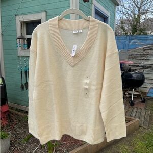 NWT GAP Women's Cream V-Neck Sweater